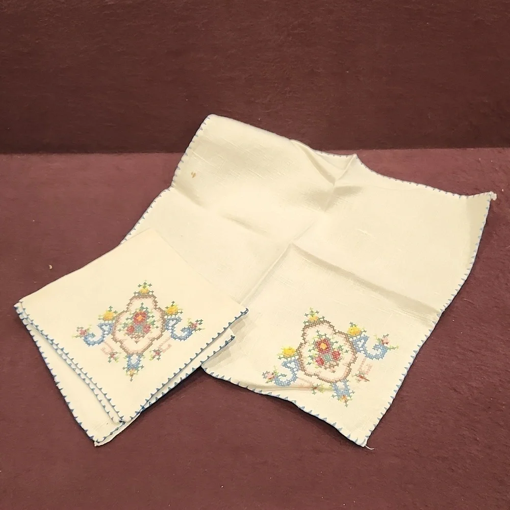 Vtg Cross Stitch Small Table Cover 2 napkins